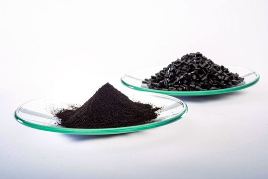 Der Spezialchemie-Konzern Lanxess hat mit Bayferrox 303 T ein Schwarzpigment für die Einfärbung von schwarzem Kunststoff entwickelt, das einen Reflektionsgrad bei Nah-Infrarotstrahlung (NIR) von 20 Prozent hat. Das ermöglicht eine effiziente und kostengünstige Kunststoffidentifizierung mittels NIR-Detektoren, wie sie zur Mülltrennung eingesetzt werden. Der Spezialchemie-Konzern Lanxess hat mit Bayferrox 303 T ein Schwarzpigment für die Einfärbung von schwarzem Kunststoff entwickelt, das einen Reflektionsgrad bei Nah-Infrarotstrahlung (NIR) von 20 Prozent hat. Das ermöglicht eine effiziente und kostengünstige Kunststoffidentifizierung mittels NIR-Detektoren, wie sie zur Mülltrennung eingesetzt werden.