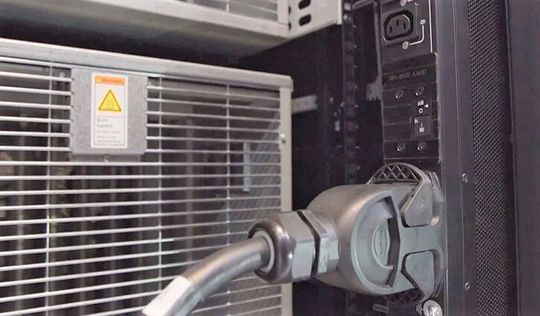 Harting hat bewiesen, dass man mit der richtigen Steckertechnik (wie hier mit dem System Han-Eco) im Rechenzentrum nur noch halb soviel Energie aufwenden muss als mit üblichen CCE-Steckern. Lesen Sie hier, was das bedeutet... Harting hat bewiesen, dass man mit der richtigen Steckertechnik (wie hier mit dem System Han-Eco) im Rechenzentrum nur noch halb soviel Energie aufwenden muss als mit üblichen CCE-Steckern. Lesen Sie hier, was das bedeutet...