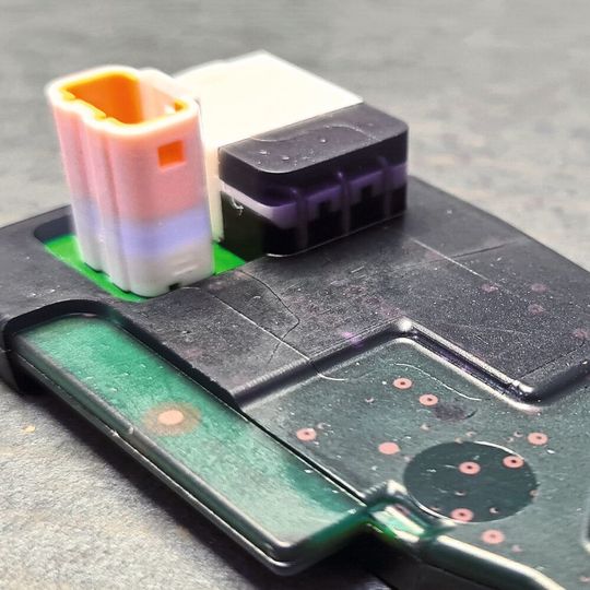 Teile von Steckern mussten frei bleiben, andere extra mit Technomelt abgedichtet werden. Teile von Steckern mussten frei bleiben, andere extra mit Technomelt abgedichtet werden.