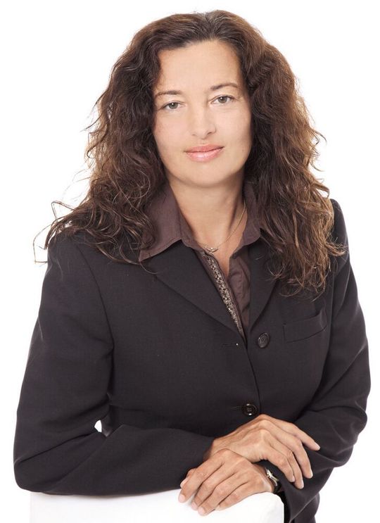 Kristin Rinortner: „Wenn ich Sie jetzt neugierig auf die Tiefen der Steckverbinderei gemacht habe und Sie mehr zum Thema wissen möchten, besuchen Sie den Anwenderkongress Steckverbinder vom 4. bis 6. Juli 2022 in Würzburg.“ Kristin Rinortner: „Wenn ich Sie jetzt neugierig auf die Tiefen der Steckverbinderei gemacht habe und Sie mehr zum Thema wissen möchten, besuchen Sie den Anwenderkongress Steckverbinder vom 4. bis 6. Juli 2022 in Würzburg.“