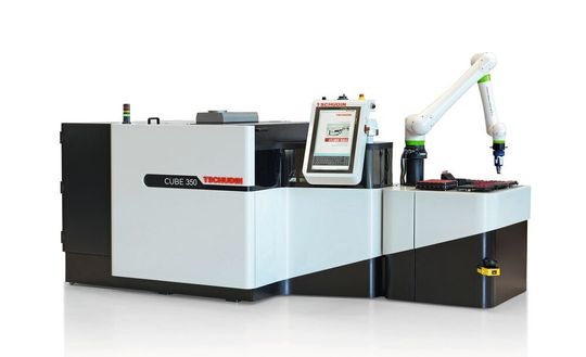En interaction avec un robot collaboratif, la CUBE 350 procure aux utilisateurs une poussée de productivité. En interaction avec un robot collaboratif, la CUBE 350 procure aux utilisateurs une poussée de productivité.