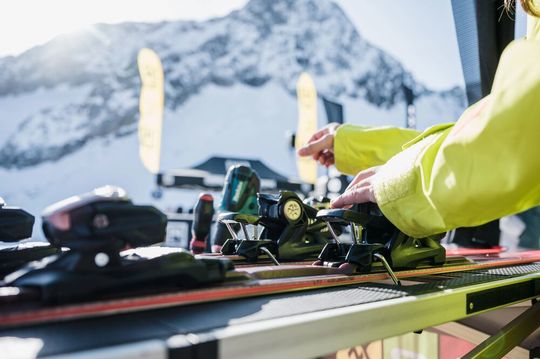 Intersport ist seit über 60 Jahren die Nummer 1 im Markt. Damit das so bleibt, investiert der Sportfachhändler kräftig in sein Zentrallager in Heilbronn und setzt dabei auf Intralogistiktechnik von Körber. Intersport ist seit über 60 Jahren die Nummer 1 im Markt. Damit das so bleibt, investiert der Sportfachhändler kräftig in sein Zentrallager in Heilbronn und setzt dabei auf Intralogistiktechnik von Körber.