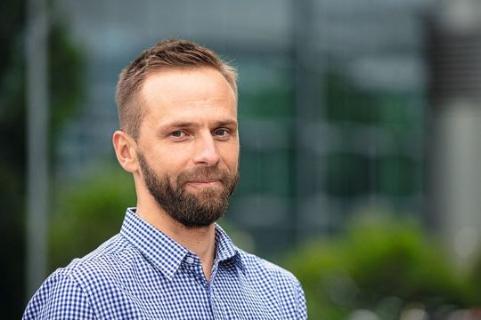 Terahertz-Chips: Prof. Dr. Dmitry Turchinovich erforscht in einem SPP-Teilprojekt, wie sich Frequenzen im Terahertz-Bereich durch die Kombination von Graphen und Halbleiter-Chips erzeugen lassen. Terahertz-Chips: Prof. Dr. Dmitry Turchinovich erforscht in einem SPP-Teilprojekt, wie sich Frequenzen im Terahertz-Bereich durch die Kombination von Graphen und Halbleiter-Chips erzeugen lassen.