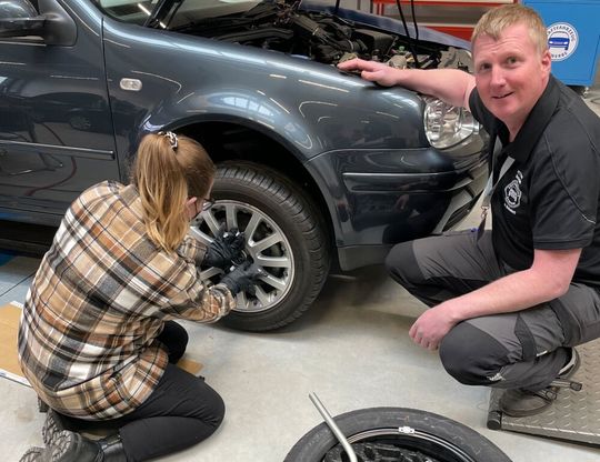 Im Workshop zum Beruf Kfz-Mechatroniker stand ein Radwechsel auf dem Programm. Im Workshop zum Beruf Kfz-Mechatroniker stand ein Radwechsel auf dem Programm.