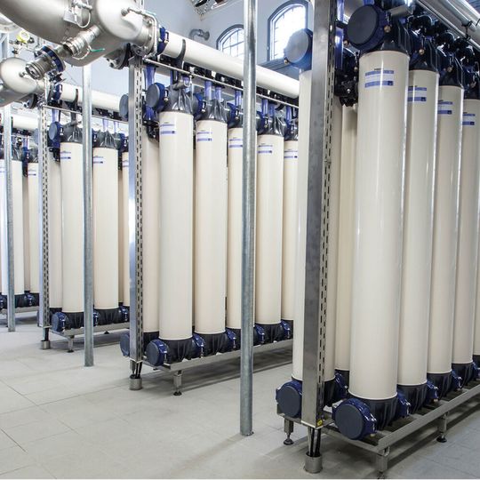 Trinkwasseraufbereitung aus Grundwasser mit Ultrafiltrationsmembranen im Wasserwerk Würzburg. Trinkwasseraufbereitung aus Grundwasser mit Ultrafiltrationsmembranen im Wasserwerk Würzburg.