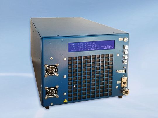 Mini-Chiller: Der mRC-C-450-100/240 mini Recirculating Chiller von AMS punktet durch eine Kühlleistung bis 450 W im Schuhkartonformat. Mini-Chiller: Der mRC-C-450-100/240 mini Recirculating Chiller von AMS punktet durch eine Kühlleistung bis 450 W im Schuhkartonformat.