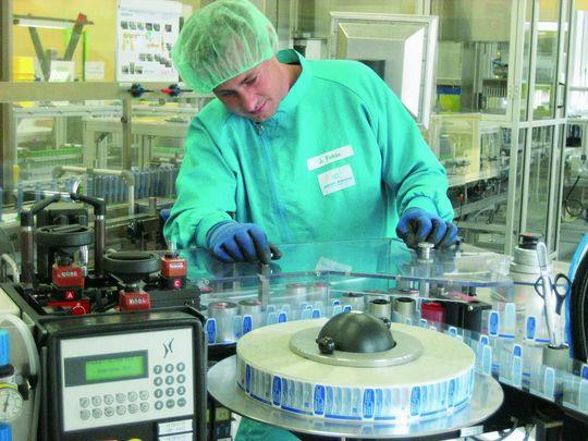 Die Etikettiermaschine kann bis zu 500 Pens pro Minute etikettieren. Dabei werden diese Etiketten online mit variablen Daten bedruckt. (Bilder: Sanofi-Aventis) Die Etikettiermaschine kann bis zu 500 Pens pro Minute etikettieren. Dabei werden diese Etiketten online mit variablen Daten bedruckt. (Bilder: Sanofi-Aventis)