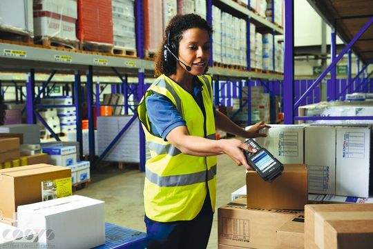 Mit dem mobilen Computer MC3300 lassen sich Barcodes in unmittelbarer Nähe ebenso zuverlässig erfassen wie im höchsten, bis zu 21 Meter entfernten Lagerregalfach. Mit dem mobilen Computer MC3300 lassen sich Barcodes in unmittelbarer Nähe ebenso zuverlässig erfassen wie im höchsten, bis zu 21 Meter entfernten Lagerregalfach.