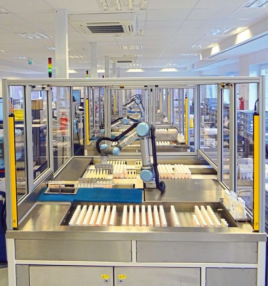 Abb.1: Im Milchlabor in Leer unterstützen seit einiger Zeit Roboterarme das Probenhandling. Abb.1: Im Milchlabor in Leer unterstützen seit einiger Zeit Roboterarme das Probenhandling.