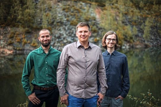 Im internationalen Team von Pharm AI bringen Christoph Leberecht (Software Engineer), Dr. Joachim Haupt (CEO) und Dr. Florian Kaiser (CTO) die Technologie voran (v.l.).