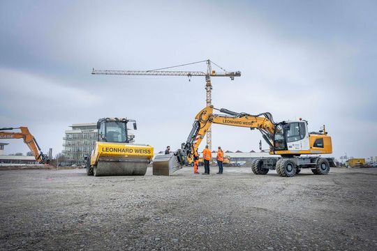 Das Bauunternehmen Leonhard Weiss hat bereits mit seinen Arbeiten auf der Baustelle begonnen.