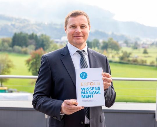 Guntram Meusburger mit seinem neuen Buch „Erfolg mit Wissensmanagement“. Guntram Meusburger mit seinem neuen Buch „Erfolg mit Wissensmanagement“.
