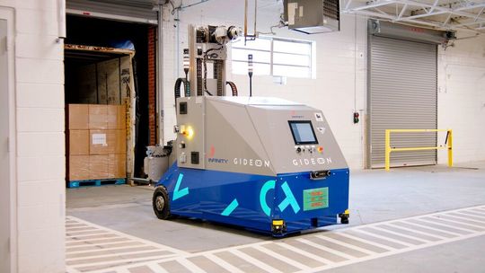 Der autonom agierende Gabelstapler von Gideon will die Arbeitswelt am Hallentor beim Be- und Entladen von Trailern transformieren. Der autonom agierende Gabelstapler von Gideon will die Arbeitswelt am Hallentor beim Be- und Entladen von Trailern transformieren.