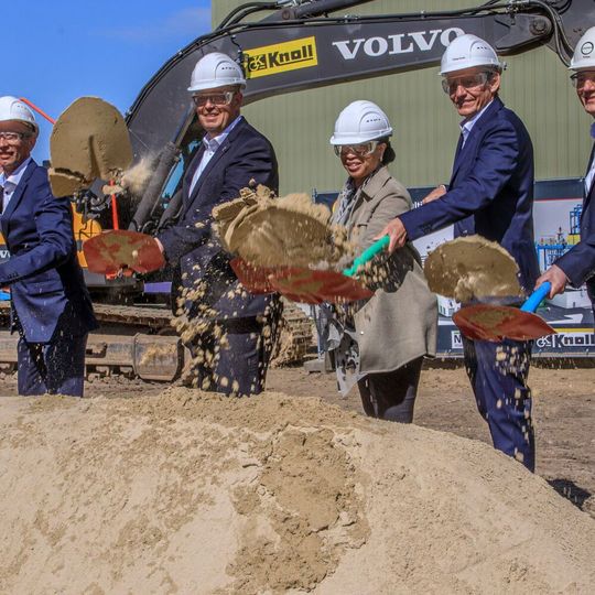 Der erste Spatenstich für die neue TPU-Folienkapazität von Covestro am Standort Bomlitz (v.l.n.r.): Klaus Bammann (Standort- und Betriebsleiter in Bomlitz), Dr. Klaus Schäfer (Technologievorstand), Aleta Richards (globale Leiterin des Segments Specialty Films), Tobias Kordt (Geschäftsführer Epurex Films) und Michael Bödiger (Betriebsleiter des Segments Specialty Films). Der erste Spatenstich für die neue TPU-Folienkapazität von Covestro am Standort Bomlitz (v.l.n.r.): Klaus Bammann (Standort- und Betriebsleiter in Bomlitz), Dr. Klaus Schäfer (Technologievorstand), Aleta Richards (globale Leiterin des Segments Specialty Films), Tobias Kordt (Geschäftsführer Epurex Films) und Michael Bödiger (Betriebsleiter des Segments Specialty Films).