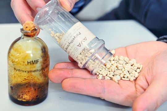 Das Polymer Polyethylenfuranoat (PEF) als Kunststoffgranulat, hergestellt von der Schweizer Firma AVA Biochem, kann aus HMF gewonnen werden.