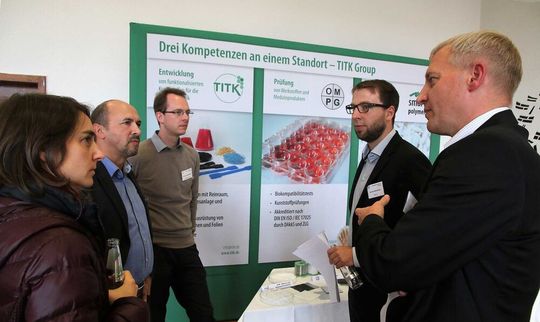 Neben einem Vortragsprogramm steht auch das Networking im Mittelpunkts des Workshops „Funktionalisierte Kunststoffe in der Medizintechnik“ vom TITK. Neben einem Vortragsprogramm steht auch das Networking im Mittelpunkts des Workshops „Funktionalisierte Kunststoffe in der Medizintechnik“ vom TITK.