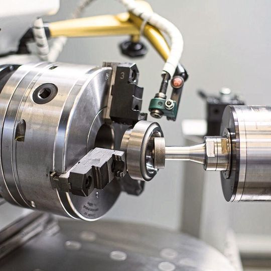 Die hochpräzise Innen-, Aussen- und Radiusschleifmaschine IRD-400 von Overbeck bietet eine hohe Flexibilität und ist in der Lage, komplexe Werkstücke zu schleifen, bei denen verschiedene Flächen in einer einzigen Aufspannung geschliffen werden müssen. Die hochpräzise Innen-, Aussen- und Radiusschleifmaschine IRD-400 von Overbeck bietet eine hohe Flexibilität und ist in der Lage, komplexe Werkstücke zu schleifen, bei denen verschiedene Flächen in einer einzigen Aufspannung geschliffen werden müssen.