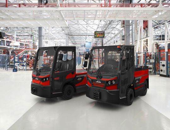 Linde-MH hat sich für Transportaufgaben Neues einfallen lassen. Dazu gehören etwa der Elektroschlepper P250 (rechts) und der Plattformwagen W30 (links). Auch ein kräftiger Stapler mit Verbrennungsmotor reiht sich bei den Innovationen ein. Lesen Sie mehr darüber... Linde-MH hat sich für Transportaufgaben Neues einfallen lassen. Dazu gehören etwa der Elektroschlepper P250 (rechts) und der Plattformwagen W30 (links). Auch ein kräftiger Stapler mit Verbrennungsmotor reiht sich bei den Innovationen ein. Lesen Sie mehr darüber...