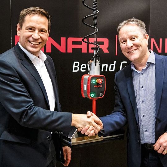 Schmalz Geschäftsführer Andreas Beutel (inks) und Binar Handling CEO Mattias Lindh. Schmalz Geschäftsführer Andreas Beutel (inks) und Binar Handling CEO Mattias Lindh.
