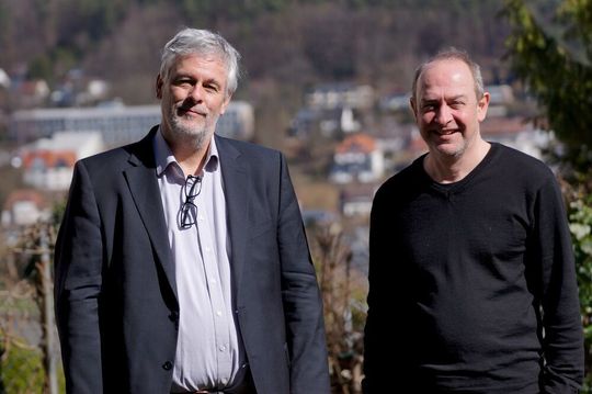 Prof. Dr. Martin Koch (l.) und Prof. Dr. Peter Lenz (r.) aus dem Fachbereich Physik der Philipps-Universität Marburg erforschen u. a. die Herkunft von Mikroplastik in der Lahn. Prof. Dr. Martin Koch (l.) und Prof. Dr. Peter Lenz (r.) aus dem Fachbereich Physik der Philipps-Universität Marburg erforschen u. a. die Herkunft von Mikroplastik in der Lahn.