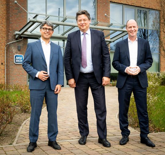 Bei einer Pressekonferenz in Wismar gaben Dr. Peter Fruhstorfer (l.), Co-Vorstandsvorsitzender der Eppendorf SE, Reinhard Meyer, Minister für Wirtschaft, Infrastruktur, Tourismus und Arbeit des Landes Mecklenburg-Vorpommern (m.) und Dr. Wilhelm Plüster, Vorstand Entwicklung und Produktion der Eppendorf SE (r.), bekannt, dass Eppendorf ein ehemaliges Produktionsgelände am Standort der MV Werften Fertigmodule Property GmbH in Wismar gekauft hat und dort ein neues Werk für Kunststoffe zur Anwendung im Labor baut. Bei einer Pressekonferenz in Wismar gaben Dr. Peter Fruhstorfer (l.), Co-Vorstandsvorsitzender der Eppendorf SE, Reinhard Meyer, Minister für Wirtschaft, Infrastruktur, Tourismus und Arbeit des Landes Mecklenburg-Vorpommern (m.) und Dr. Wilhelm Plüster, Vorstand Entwicklung und Produktion der Eppendorf SE (r.), bekannt, dass Eppendorf ein ehemaliges Produktionsgelände am Standort der MV Werften Fertigmodule Property GmbH in Wismar gekauft hat und dort ein neues Werk für Kunststoffe zur Anwendung im Labor baut.