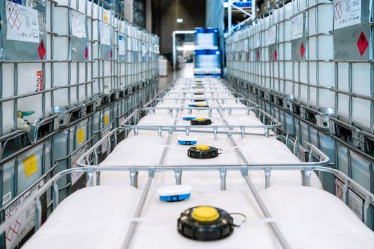 Die Smart Caps von Packwise im Einsatz auf Intermediate-Bulk-Containern (IBC). Die Smart Caps von Packwise im Einsatz auf Intermediate-Bulk-Containern (IBC).