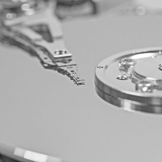 Die schnell wachsenden Datenmengen des Informationszeitalters lassen sich nur mit Festplatten kostengünstig auffangen und verwalten. Die schnell wachsenden Datenmengen des Informationszeitalters lassen sich nur mit Festplatten kostengünstig auffangen und verwalten.