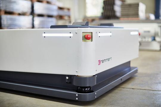 Dieses fahrerlose Transportfahrzeug (FTF) von Remmert konnte die Expertenjury des iF Design Award durch seine innovativen Funktionen und das benutzerfreundliche Design überzeugen. Dieses fahrerlose Transportfahrzeug (FTF) von Remmert konnte die Expertenjury des iF Design Award durch seine innovativen Funktionen und das benutzerfreundliche Design überzeugen.