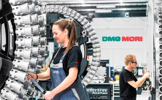 Gut Lachen habe die Beschäftigten bei DMG Mori, denn im ersten Quartal fuhr der Maschinenbauer trotz aller Probleme in der Welt Rekordumsätze ein. Hier einige Details... Gut Lachen habe die Beschäftigten bei DMG Mori, denn im ersten Quartal fuhr der Maschinenbauer trotz aller Probleme in der Welt Rekordumsätze ein. Hier einige Details...
