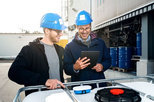 Die Packwise-Lösung im Einsatz (weiß/blau, Bildmitte): Die IIoT-Lösung bringt Transparenz in die Chemie-, Pharma- und Lebensmittelbranche. Die Packwise-Lösung im Einsatz (weiß/blau, Bildmitte): Die IIoT-Lösung bringt Transparenz in die Chemie-, Pharma- und Lebensmittelbranche.