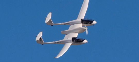 Hier sieht man die HY4, ein brennstoffzellenbetriebenes E-Kleinflugzeug in der Luft. Sie ist aber nur eines von vielen Beispielen, die im Rahmen der Messe Aero in Friedrichshafen gezeigt haben, wie die Abkehr von fossilen Flugzeugtreibstoffen auch für die „Großen“ aussehen kann. Hier sieht man die HY4, ein brennstoffzellenbetriebenes E-Kleinflugzeug in der Luft. Sie ist aber nur eines von vielen Beispielen, die im Rahmen der Messe Aero in Friedrichshafen gezeigt haben, wie die Abkehr von fossilen Flugzeugtreibstoffen auch für die „Großen“ aussehen kann.