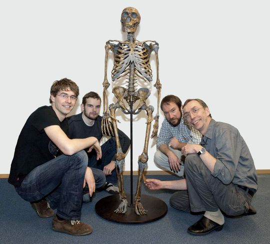 Das Neandertaler-Forschungsteam aus Leipzig: Johannes Krause, Adrian Briggs, Richard E. Green, Svante Pääbo (von li. nach re.). Das Neandertaler-Forschungsteam aus Leipzig: Johannes Krause, Adrian Briggs, Richard E. Green, Svante Pääbo (von li. nach re.).