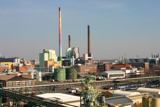 Im Industriepark Höchst soll klimafreundlicher Flugzeugkraftstoff hergestellt werden. Im Industriepark Höchst soll klimafreundlicher Flugzeugkraftstoff hergestellt werden.