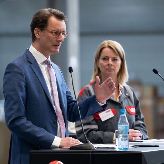 Grußworte von Hendrik Wüst, Ministerpräsident des Landes Nordrhein-Westfalen, anlässlich der feierlichen Inbetriebnahme der neuen Produktionsanlage für nachhaltige Hochleistungs-Kunststoffe. Grußworte von Hendrik Wüst, Ministerpräsident des Landes Nordrhein-Westfalen, anlässlich der feierlichen Inbetriebnahme der neuen Produktionsanlage für nachhaltige Hochleistungs-Kunststoffe.