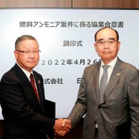 Signing Ceremony: (From left to right) Toyo President & CEO, Haruo Nagamatsu and JGC Holdings President & COO, Tadashi Ishizuka.