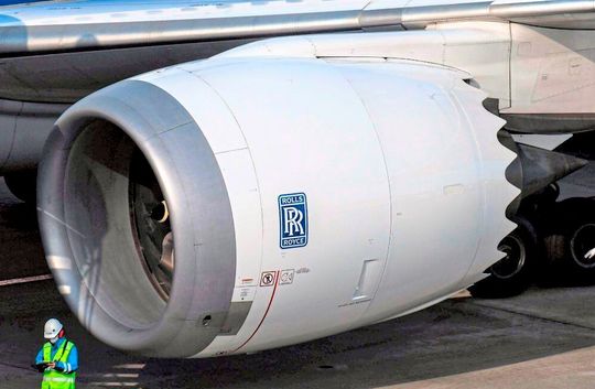 So sehen Flugzeugtriebwerke von Rolls Royce aus. In den Kraftpaketen aus England steckt aber auch deutsche Wälzlagertechnik von Schaeffler. Von dieser ist der Triebwerkshersteller so überzeugt, dass Schaeffler jetzt einen ungewöhnlich langen Liefervertrag erhalten hat. Hier mehr dazu... So sehen Flugzeugtriebwerke von Rolls Royce aus. In den Kraftpaketen aus England steckt aber auch deutsche Wälzlagertechnik von Schaeffler. Von dieser ist der Triebwerkshersteller so überzeugt, dass Schaeffler jetzt einen ungewöhnlich langen Liefervertrag erhalten hat. Hier mehr dazu...