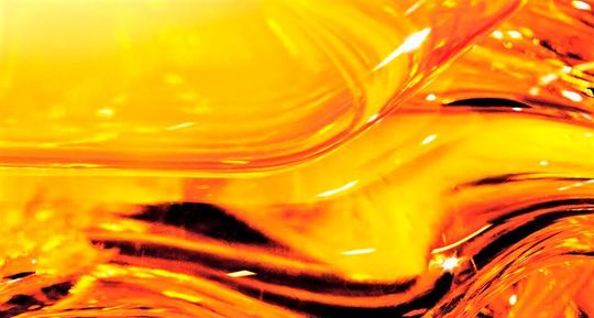 Geschmolzenes Glas bei Schott! Das Material gehört zu den ältesten „Kunststoffen“ der Welt, bedarf bei seiner Herstellung aber viel Energie, die auch noch immer teurer wird. Schott will das mithilfe von Wasserstoff abmildern. Geschmolzenes Glas bei Schott! Das Material gehört zu den ältesten „Kunststoffen“ der Welt, bedarf bei seiner Herstellung aber viel Energie, die auch noch immer teurer wird. Schott will das mithilfe von Wasserstoff abmildern.