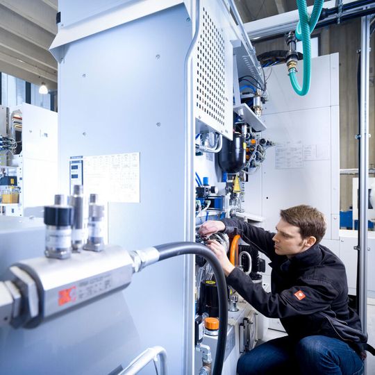 ETA-Solutions empfiehlt auch, Abwärme von Maschinen zur Gebäudetemperierung zu nutzen. Wie das geht, wissen die Experten auch. ETA-Solutions empfiehlt auch, Abwärme von Maschinen zur Gebäudetemperierung zu nutzen. Wie das geht, wissen die Experten auch.