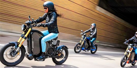 Das ist das Leichtbaumotorrad eRockit. Es erreicht rund 90 km/h. Das Besondere ist der pedalgesteuerte Antrieb. Maximal 5 Stunden Ladezeit an der Haushaltssteckdose braucht es, was etwa 2,5 Euro (noch!) kostet. Danach kann man emissionsfrei 120 Kilometer fahren. Das ist das Leichtbaumotorrad eRockit. Es erreicht rund 90 km/h. Das Besondere ist der pedalgesteuerte Antrieb. Maximal 5 Stunden Ladezeit an der Haushaltssteckdose braucht es, was etwa 2,5 Euro (noch!) kostet. Danach kann man emissionsfrei 120 Kilometer fahren.