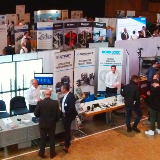 Stand für Stand in ähnlich kleinen Größen aneinandergereiht, strahlte die Schraubtec Süd ein familiäres Flair aus. Stand für Stand in ähnlich kleinen Größen aneinandergereiht, strahlte die Schraubtec Süd ein familiäres Flair aus.