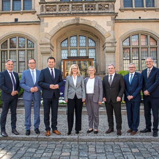 Avnet in Bernburg: Slobodan Puljarevic (President Avnet EMEA), Markus Bauer (Landrat Salzlandkreis), Sven Schulze (Wirtschaftsminister Sachsen-Anhalt), Roswitha Heiland (VP Avnet Logisitics EMEA), Dr. Silvia Ristow (Oberbürgermeisterin von Bernburg (Saale)), Thomas Ludäscher (SVP & CFO Avnet EMEA), Dr. Jürgen Ude (Staatssekretär im Ministerium für Wirtschaft, Tourismus, Landwirtschaft von Sachsen-Anhalt), Thomas Einsfelder (Geschäftsführer der Investitions- und Marketinggesellschaft Sachsen-Anhalt mbH (IMG)). Avnet in Bernburg: Slobodan Puljarevic (President Avnet EMEA), Markus Bauer (Landrat Salzlandkreis), Sven Schulze (Wirtschaftsminister Sachsen-Anhalt), Roswitha Heiland (VP Avnet Logisitics EMEA), Dr. Silvia Ristow (Oberbürgermeisterin von Bernburg (Saale)), Thomas Ludäscher (SVP & CFO Avnet EMEA), Dr. Jürgen Ude (Staatssekretär im Ministerium für Wirtschaft, Tourismus, Landwirtschaft von Sachsen-Anhalt), Thomas Einsfelder (Geschäftsführer der Investitions- und Marketinggesellschaft Sachsen-Anhalt mbH (IMG)).
