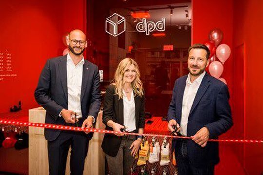 Berlin hat den ersten DPD-Store! Hier bei der Eröffnung (v.l.): Jan Kerkhoff, Cluster Operations Manager, Justine-Claudia Schäfer, Junior Coordinator Project Management & Business Development, und Eric Malitzke, Geschäftsführer DPD Deutschland. Berlin hat den ersten DPD-Store! Hier bei der Eröffnung (v.l.): Jan Kerkhoff, Cluster Operations Manager, Justine-Claudia Schäfer, Junior Coordinator Project Management & Business Development, und Eric Malitzke, Geschäftsführer DPD Deutschland.
