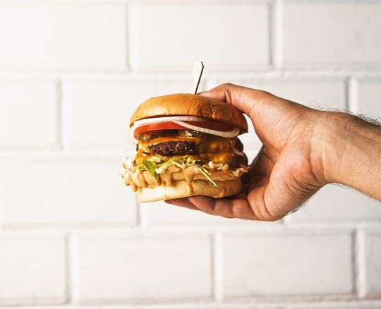Die Herstellung von Burger-Patties mit mikrobiellen Proteinen anstelle von Rindfleisch kann die Kohlenstoffemissionen erheblich reduzieren (Symbolbild). Die Herstellung von Burger-Patties mit mikrobiellen Proteinen anstelle von Rindfleisch kann die Kohlenstoffemissionen erheblich reduzieren (Symbolbild).