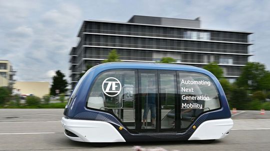 Autonome Shuttles wie der GRT 3 von ZF sind besonders leistungsfähig auf speziell dafür ausgelegten, vom Straßenverkehr getrennten Strecken. Mit ihnen können zum Beispiel ehemalige Bahnstrecken wieder für den Personenverkehr genutzt werden.