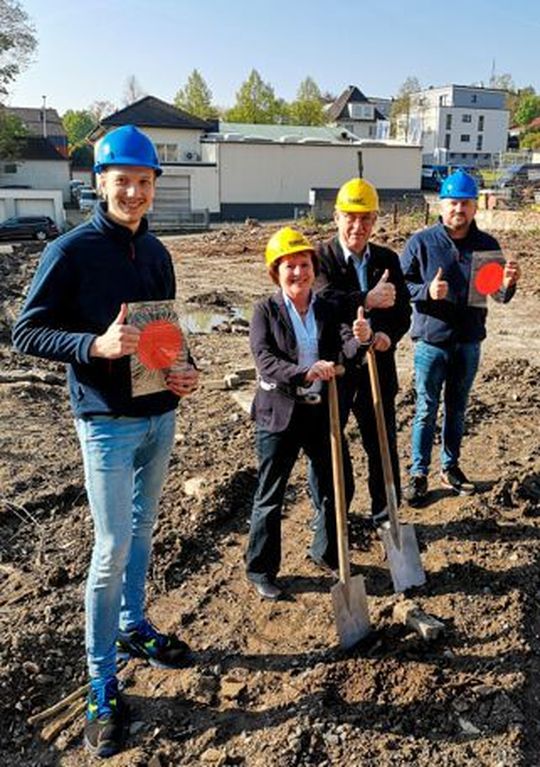 Und los geht's: Bei einem symbolischen Spatenstich freuen sich Mechthild und Georg Gisbert Zibulla von der Raziol Geschäftsführung (Bildmitte) zusammen mit den Fertigungsleitern Tobias Ulrich (li.) und Artur Jagla über den Baubeginn am Letmather Firmensitz. Und los geht's: Bei einem symbolischen Spatenstich freuen sich Mechthild und Georg Gisbert Zibulla von der Raziol Geschäftsführung (Bildmitte) zusammen mit den Fertigungsleitern Tobias Ulrich (li.) und Artur Jagla über den Baubeginn am Letmather Firmensitz.