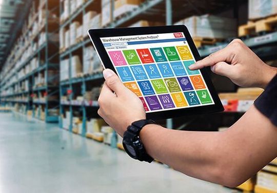 Prostore auf einem Tablet im Lager: Mit diesem WMS lässt sich die Digitalisierung der Intralogistik aktiv gestalten. Prostore auf einem Tablet im Lager: Mit diesem WMS lässt sich die Digitalisierung der Intralogistik aktiv gestalten.