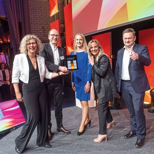 Innovations-Sieger Knauer in der Kategorie Mittelstand: Geschäftsführerin Alexandra Knauer mit Laudator Beat Balzli und ihrem Team Anja Roden, Daniela Fehr, Carsten Losch bei der Preisverleihung (v.l.n.r.) Innovations-Sieger Knauer in der Kategorie Mittelstand: Geschäftsführerin Alexandra Knauer mit Laudator Beat Balzli und ihrem Team Anja Roden, Daniela Fehr, Carsten Losch bei der Preisverleihung (v.l.n.r.)