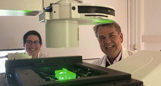 Der Marburger Zellforscher Sven Bogdan und Doktorandin Franziska Lehne nutzten hochauflösende Methoden der Fluoreszenzmikroskopie, um den Wundverschluss in der Haut der Fruchtfliege zu studieren. Der Marburger Zellforscher Sven Bogdan und Doktorandin Franziska Lehne nutzten hochauflösende Methoden der Fluoreszenzmikroskopie, um den Wundverschluss in der Haut der Fruchtfliege zu studieren.