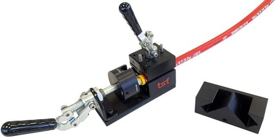 Das Bild zeigt die Schlauch-Montagevorrichtung mit montiertem Kupplungseinsatz. Rechts: Wechseleinsatz für 45°-Kupplungen.