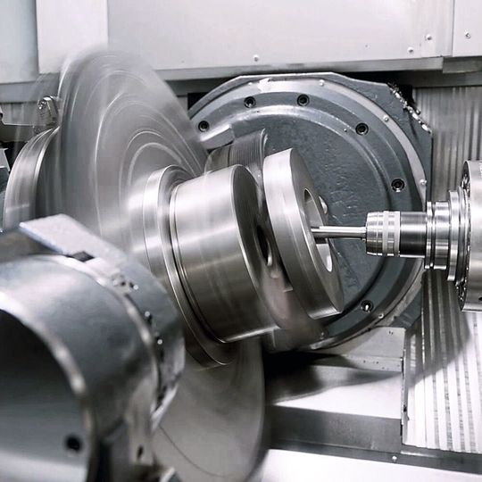 Mit dem Power Skiving lassen sich auf Standard-5-Achs-Bearbeitungszentren mit Drehfunktionalität neben Aussenverzahnungen auch Innenverzahnungen jeglicher Art herstellen. Mit dem Power Skiving lassen sich auf Standard-5-Achs-Bearbeitungszentren mit Drehfunktionalität neben Aussenverzahnungen auch Innenverzahnungen jeglicher Art herstellen.
